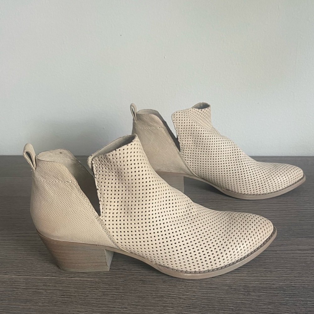 Dolce Vita Sonya Sand Nubuck Bootie: never worn
